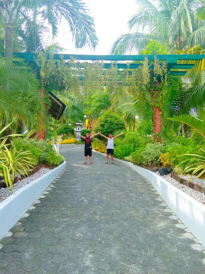 Paradise Island Park & Beach Resort Samal Esterno foto